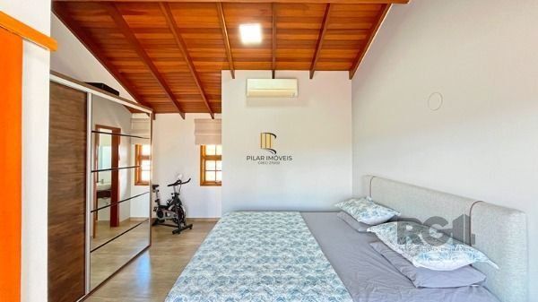 Casa em Porto Alegre, no bairro Guarujá, com 3 dormitório(s), e 3 banheiros, à venda.