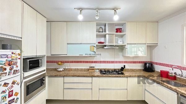 Casa 4 dormitórios no bairro Camaquã