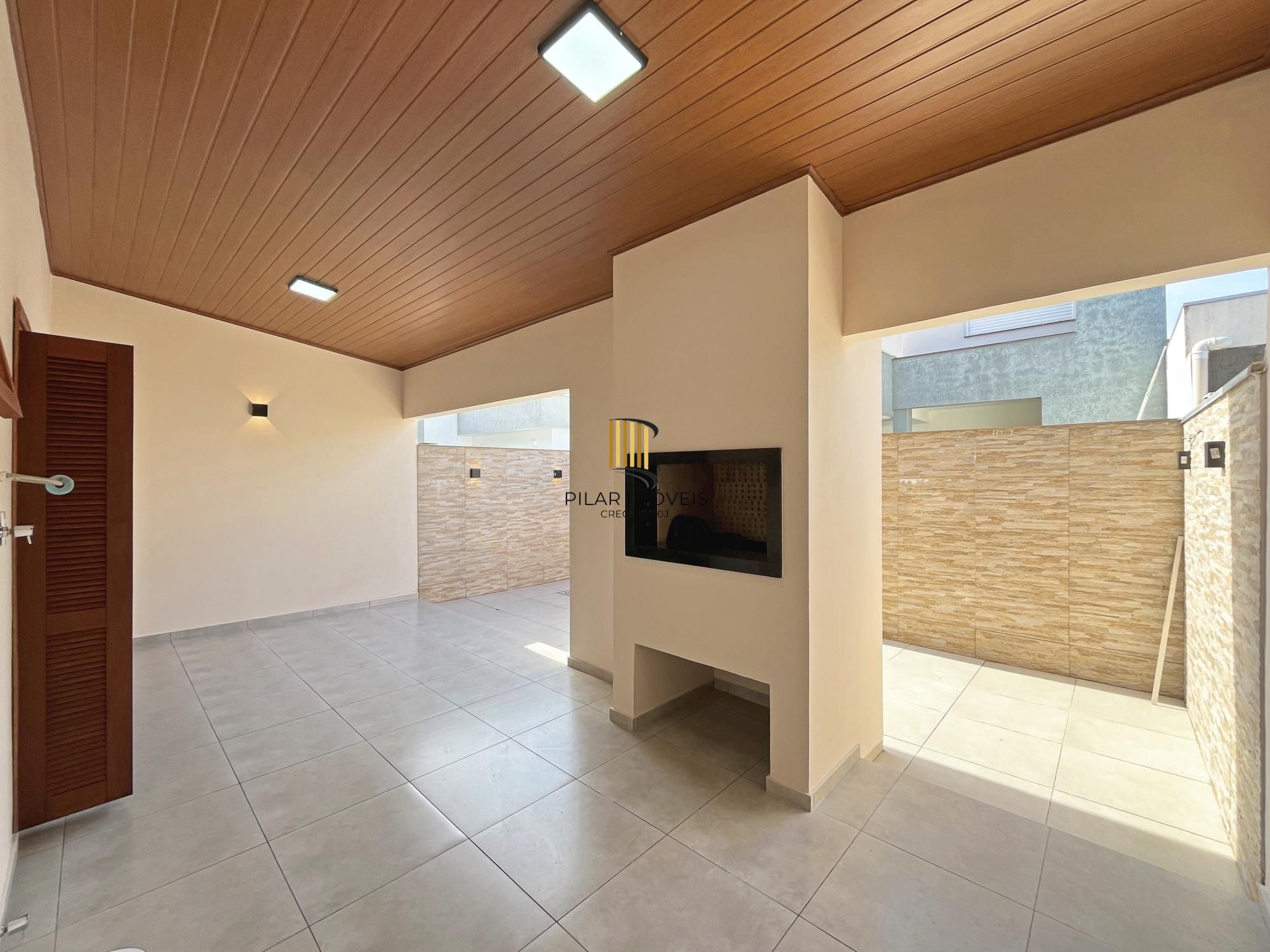 Casa com suíte no térreo em condomínio fechado