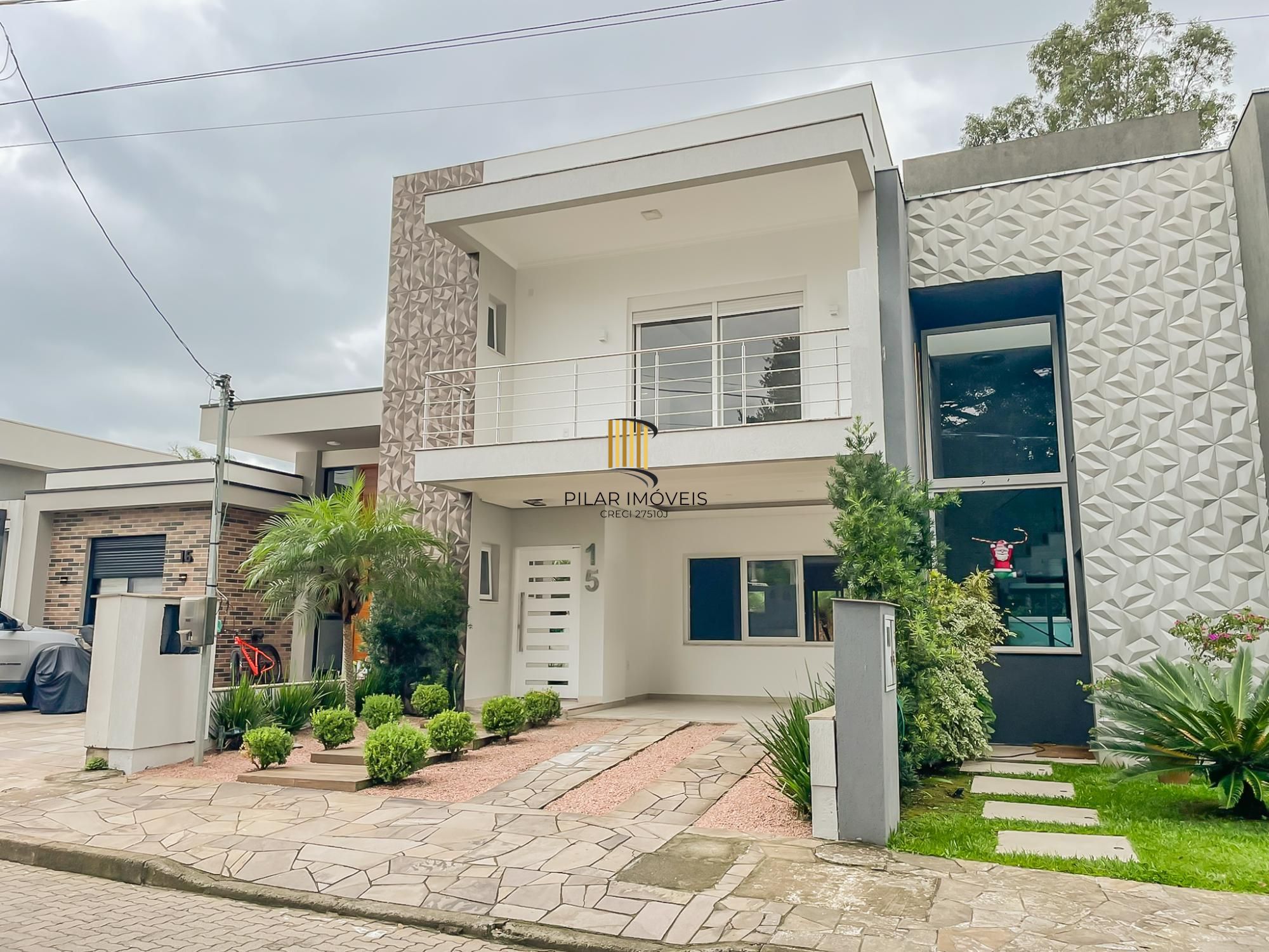 Casa ampla com piscina e suíte diferenciada em condomínio no Lagos de Ipanema zona Sul de Porto Alegre !