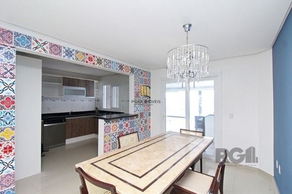 Casa em Porto Alegre, no bairro Hípica, com 3 dormitório(s), e 3 banheiros, à venda.