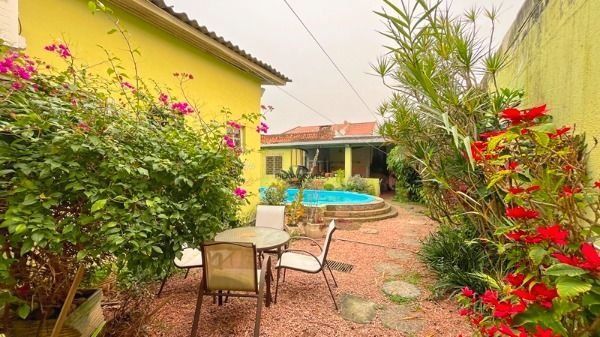 Casa em Porto Alegre, no bairro Ipanema, com 4 dormitório(s), e 4 banheiros, à venda.