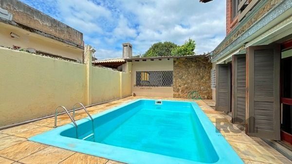 Casa em Porto Alegre, no bairro Guarujá, com 5 dormitório(s), e 5 banheiros, à venda.