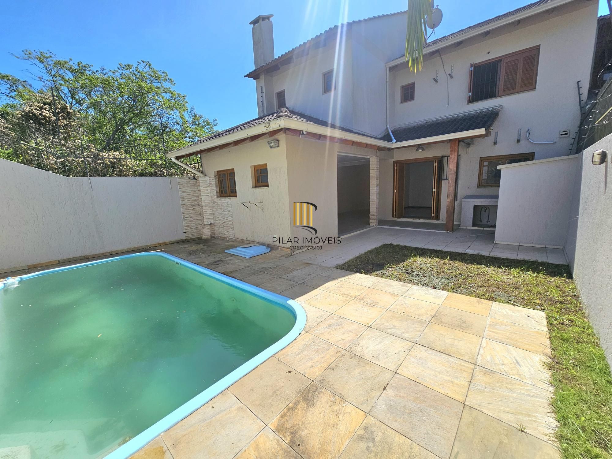 Sobrado 3 dormitórios com lareira, churrasqueira, piscina, 4 vagas garagem com 196,00m² de área construída no bairro Hípica !