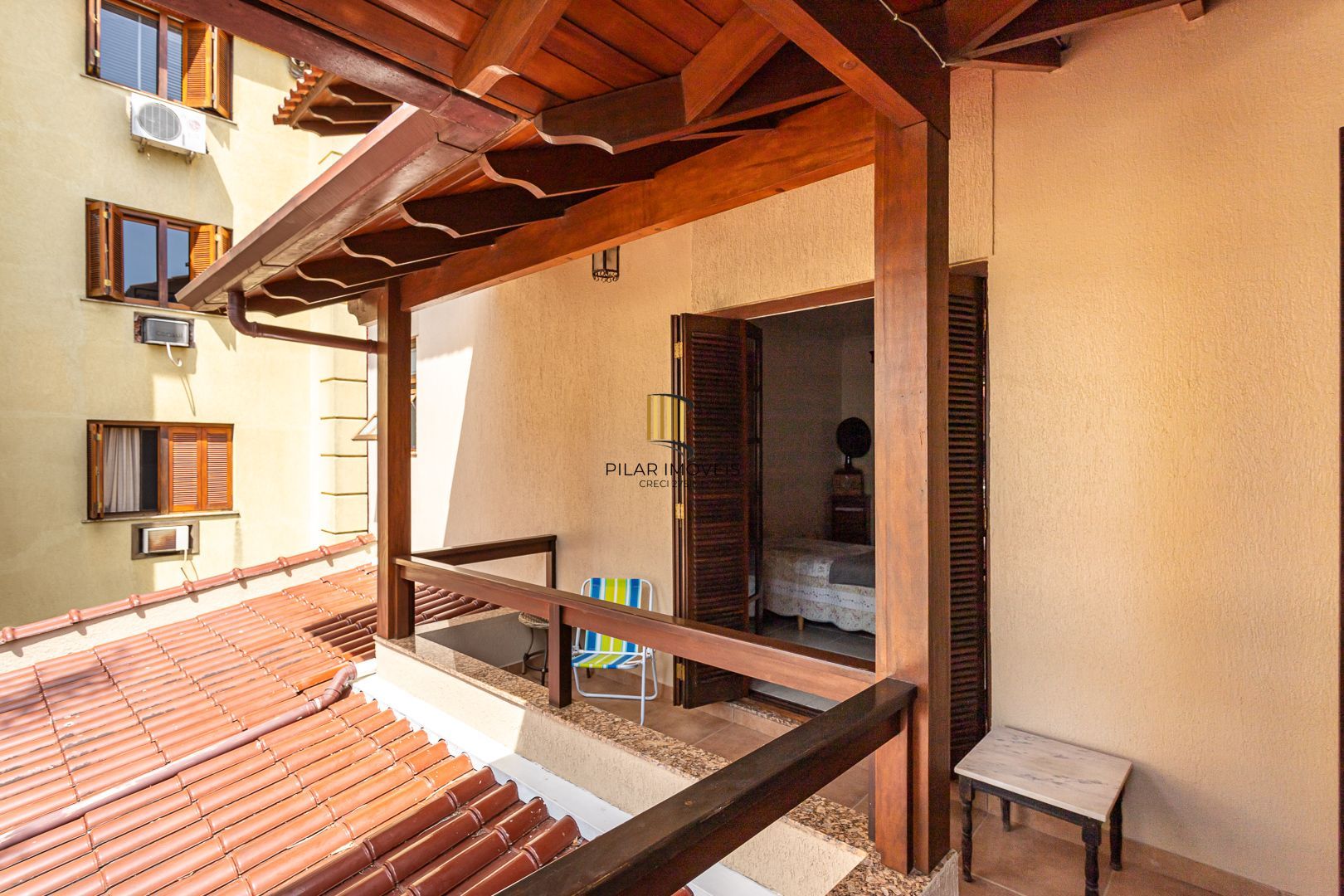 Casa de 272m², 4 dormitórios, 2 suítes e 4 vagas de garagem, no bairro Ipanema, próxima à orla do Guaíba.