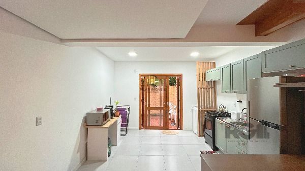 Casa Condominio em Porto Alegre, no bairro Teresópolis, com 2 dormitório(s), e 2 banheiros, à venda.