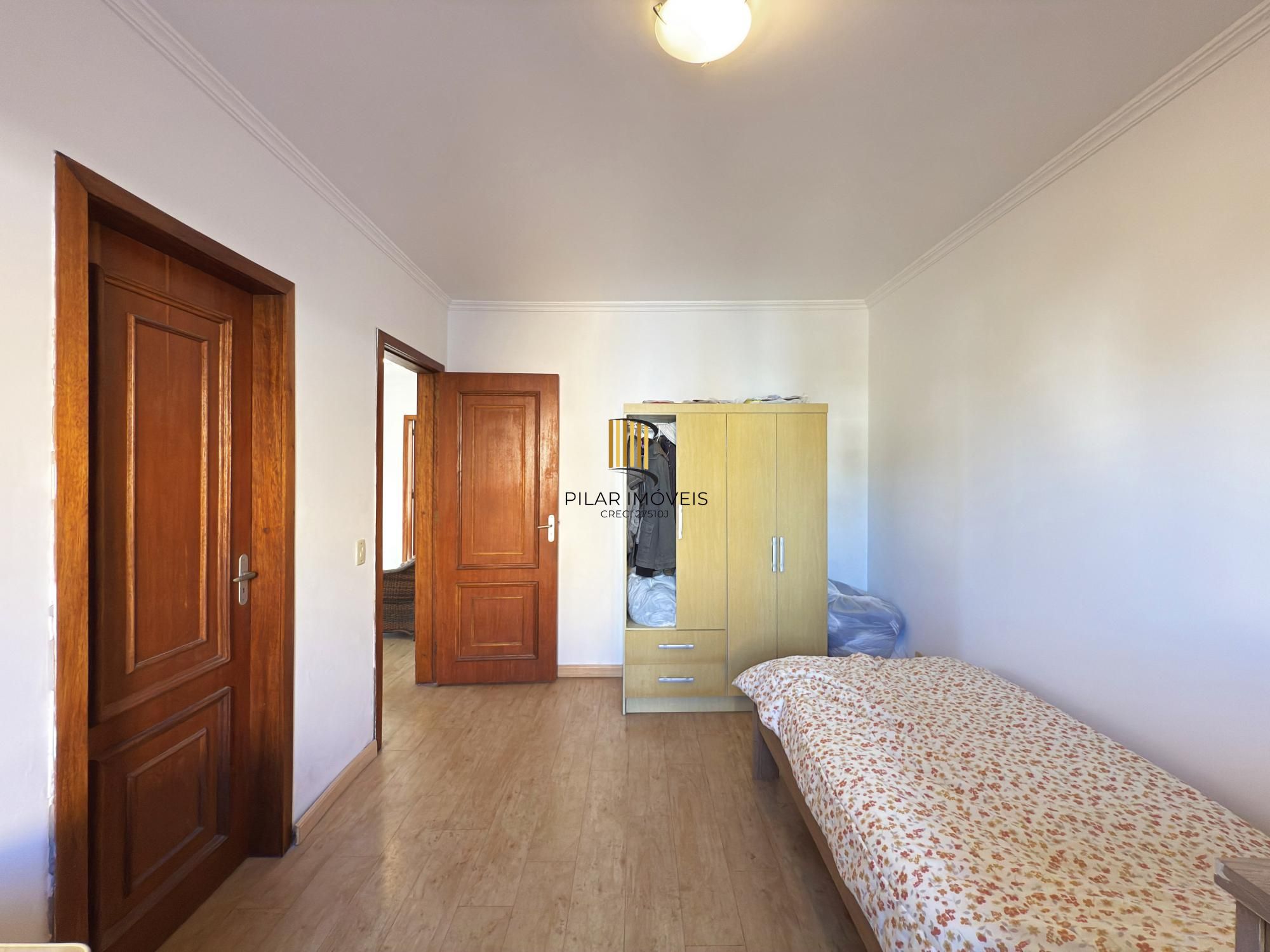 Sobrado a venda no Bairro Hipica de Porto alegre com 04 dormitórios sendo 01 suite