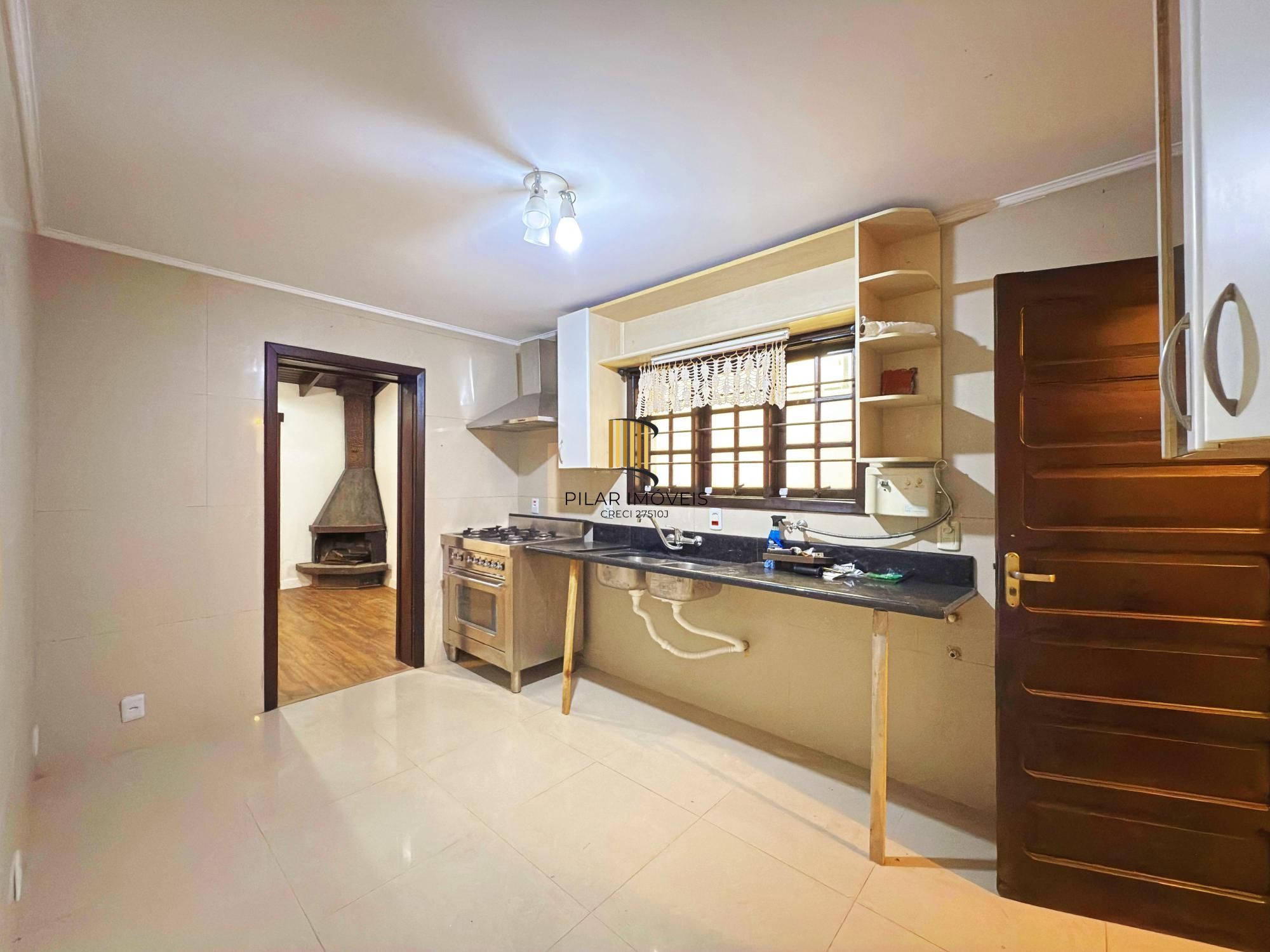 Residência á venda no bairro Guarujá com 2 dormitórios.