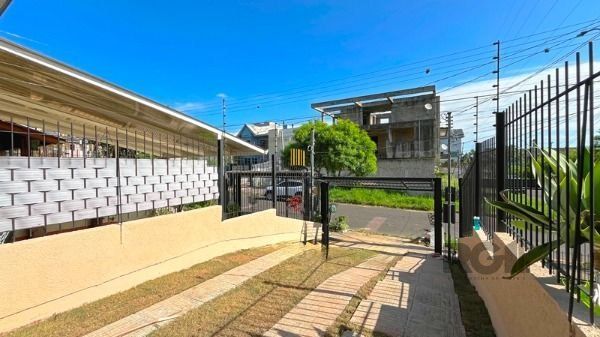 Casa em Porto Alegre, no bairro Guarujá, com 3 dormitório(s), e 3 banheiros, à venda.