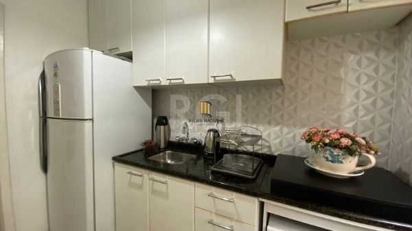 Apartamento em Porto Alegre, no bairro Cristal, com 2 dormitório(s), e 2 banheiros, à venda.