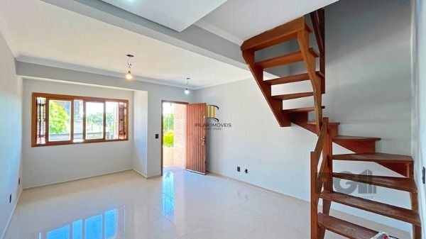 Casa em Porto Alegre, no bairro Guarujá, com 3 dormitório(s), e 3 banheiros, à venda.