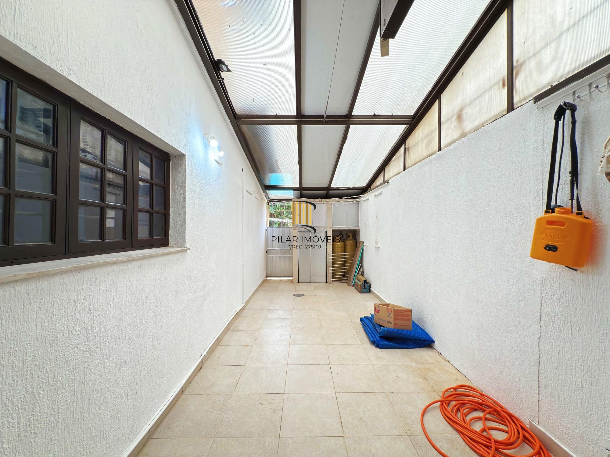 Residência á venda no bairro Guarujá com 2 dormitórios.