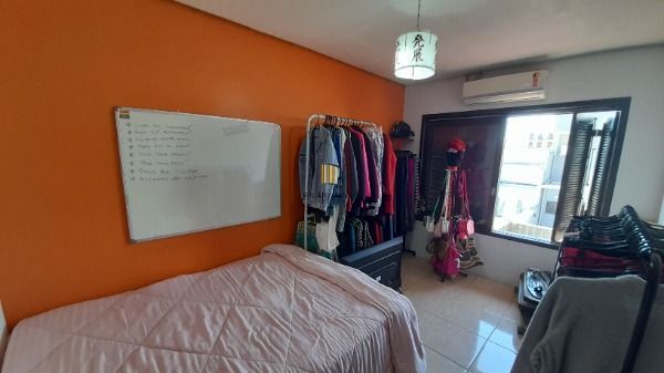 Casa em Porto Alegre, no bairro Hípica, com 3 dormitório(s), à venda.
