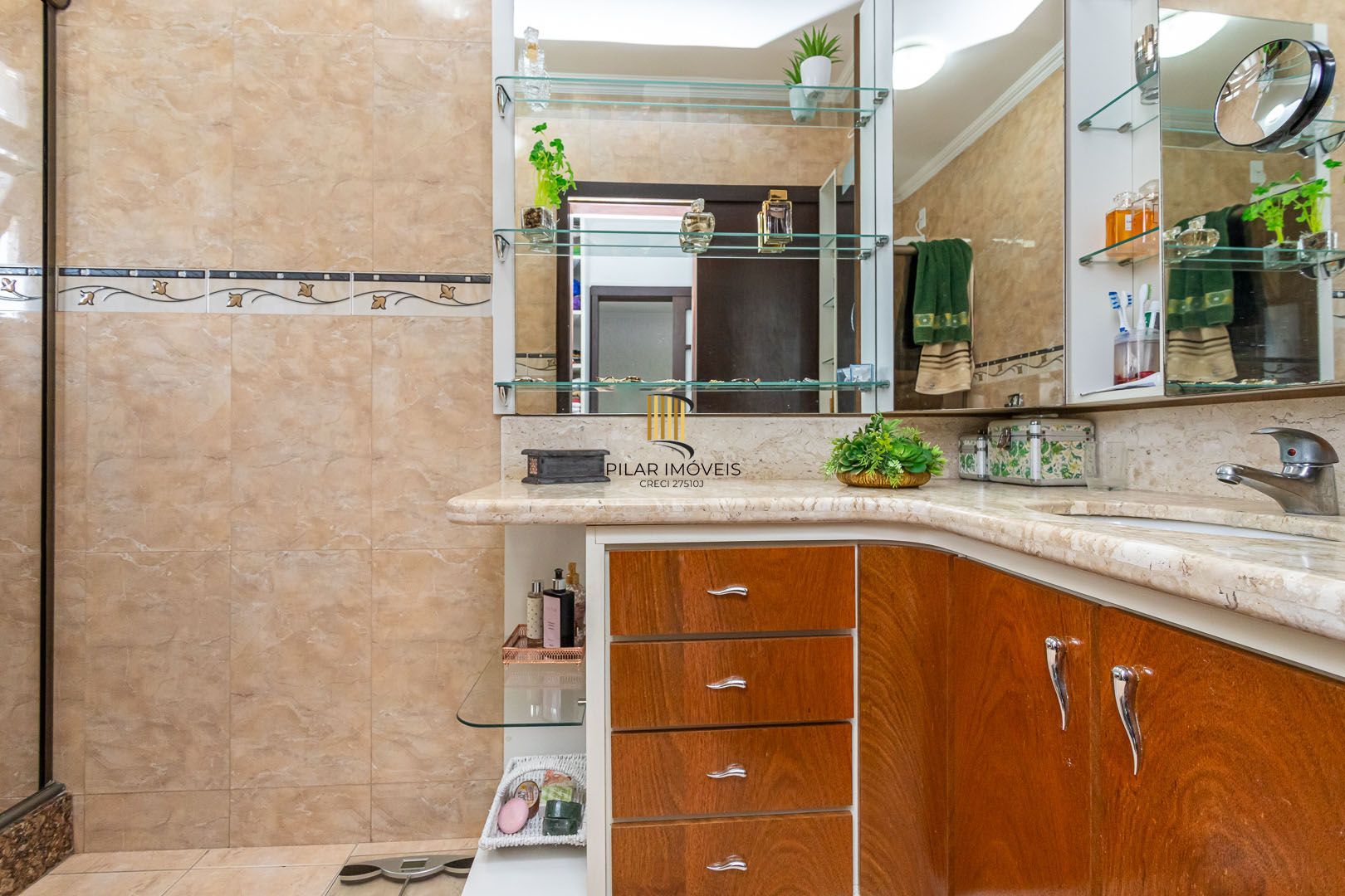 Casa de 272m², 4 dormitórios, 2 suítes e 4 vagas de garagem, no bairro Ipanema, próxima à orla do Guaíba.