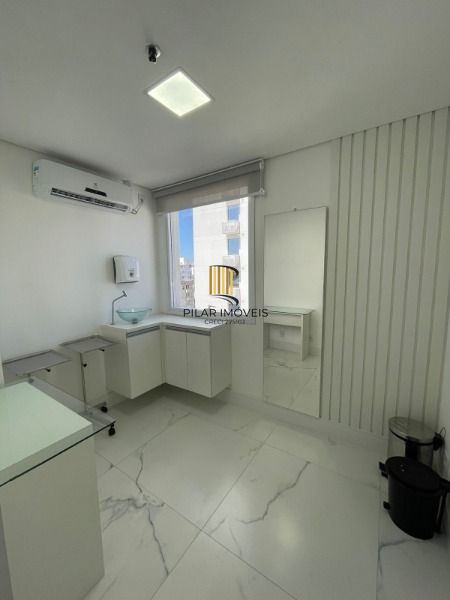 Excelente sala comercial Edifício Medplex - Torre Norte , com recepção montada , 2 salas para trabalho com iluminação e  ventilação natural , banheiro .