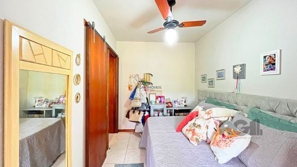 Casa em Porto Alegre, no bairro Guarujá, com 3 dormitório(s), e 3 banheiros, à venda.
