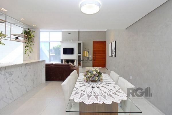 Casa em Porto Alegre, no bairro Espírito Santo, com 3 dormitório(s), e 3 banheiros, à venda.