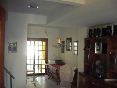 Residência com 4 dormitórios sendo 1 suites no Bairro Guarujá.