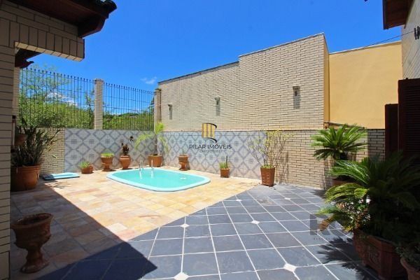 Casa em Porto Alegre, no bairro Ipanema, com 3 dormitório(s), e 3 banheiros, à venda.