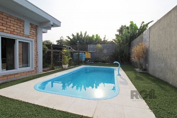 Casa em Porto Alegre, no bairro Belém Novo, com 3 dormitório(s), e 3 banheiros, à venda.