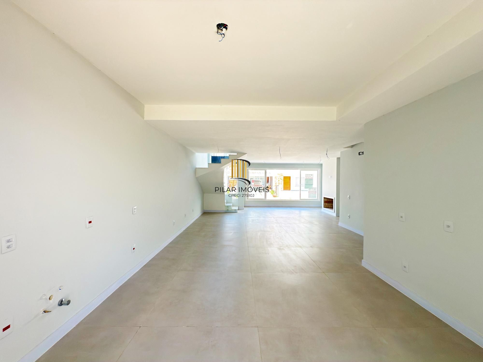 Casa 4 dormitórios( 1 dorm térreo) no Condomínio Villa Amalfi, na zona sul de Porto Alegre.