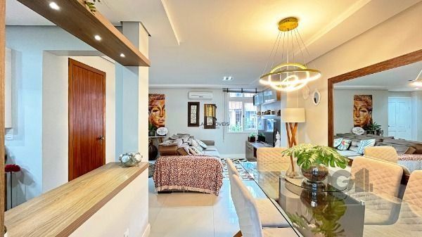 Casa em Porto Alegre, no bairro Campo Novo, com 3 dormitório(s), e 3 banheiros, à venda.