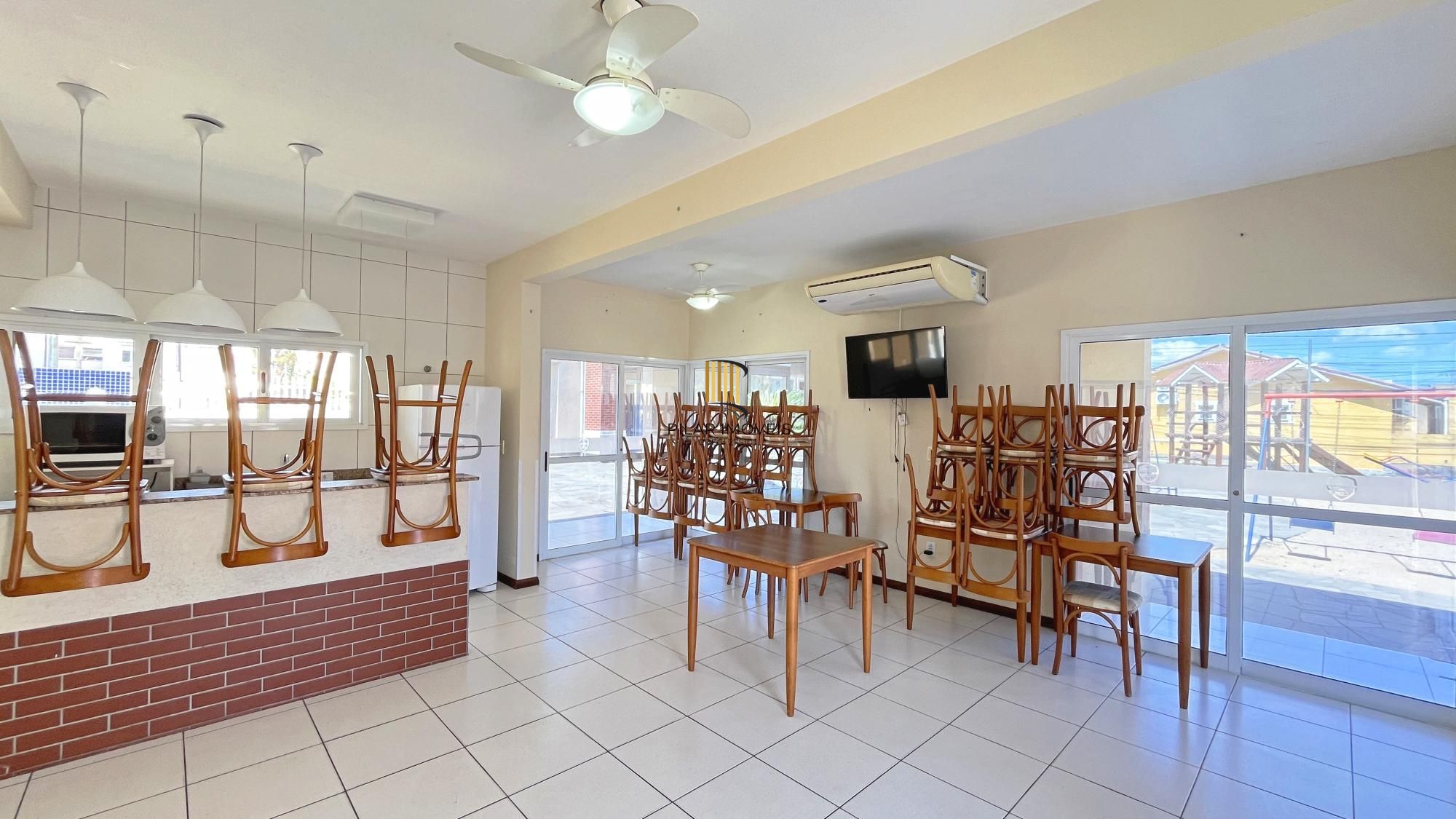 Casa 2 dormitórios em condomínio, semi mobiliada, vaga coberta para 2 carros, lareira e pátio com churrasqueira. Condomínio com infra de lazer completo. Próximo ao comércio e todas as conveniências do bairro.