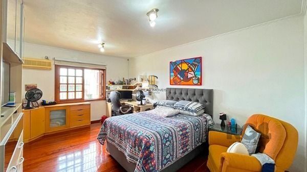 Casa em Porto Alegre, no bairro Ipanema, com 4 dormitório(s), e 4 banheiros, à venda.