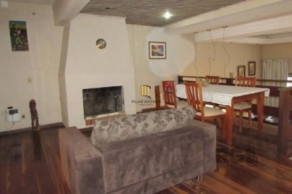 Casa em Porto Alegre, no bairro Nonoai, com 4 dormitório(s), e 4 banheiros, à venda.