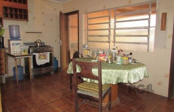 Casa em Porto Alegre, no bairro Nonoai, com 4 dormitório(s), e 4 banheiros, à venda.