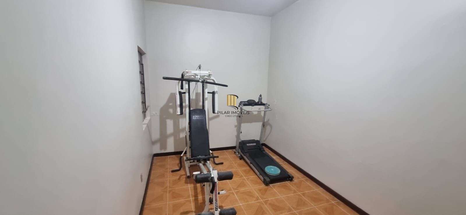 Ótima casa com 3 dormitórios sendo 1suíte e garagem para 4 carros.