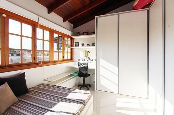 Casa em Porto Alegre, no bairro Ipanema, com 4 dormitório(s), e 4 banheiros, à venda.