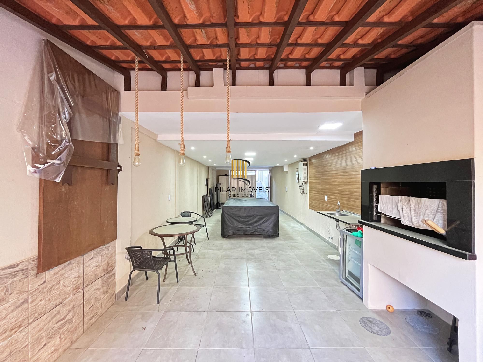 Casa 3 dormitórios no bairro Guarujá