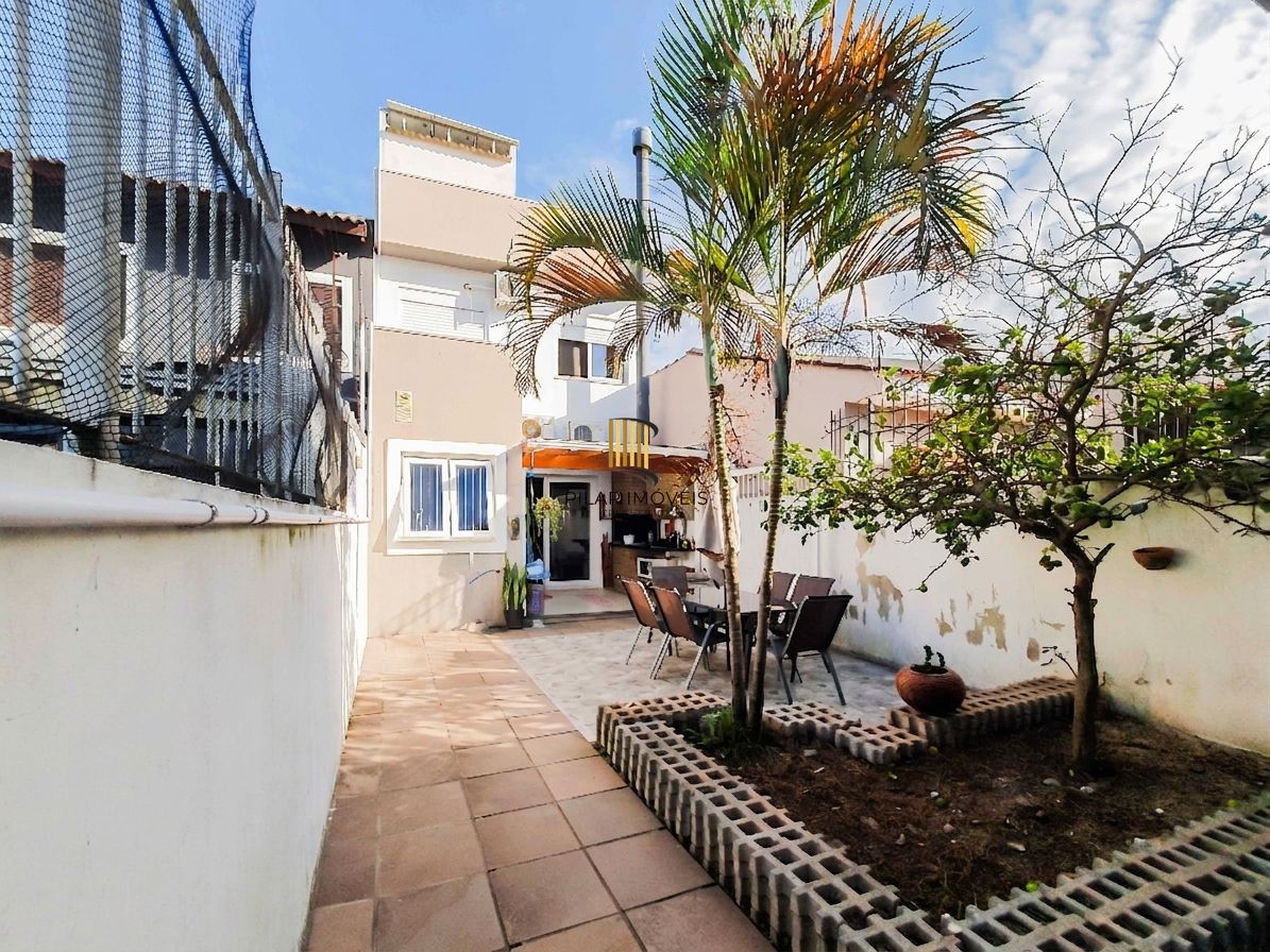 Ótima Casa com 3 dormitórios, semi mobiliada, pátio e vaga para carro.