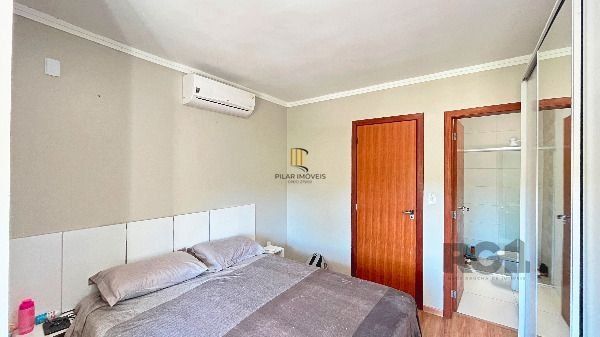 Casa em Porto Alegre, no bairro Guarujá, com 3 dormitório(s), e 3 banheiros, à venda.