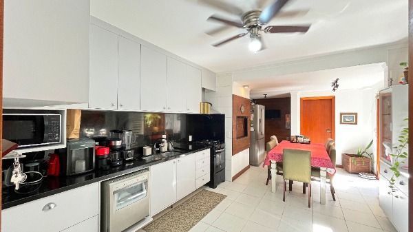 Casa Condominio em Porto Alegre, no bairro Cristal, com 4 dormitório(s), e 4 banheiros, à venda.