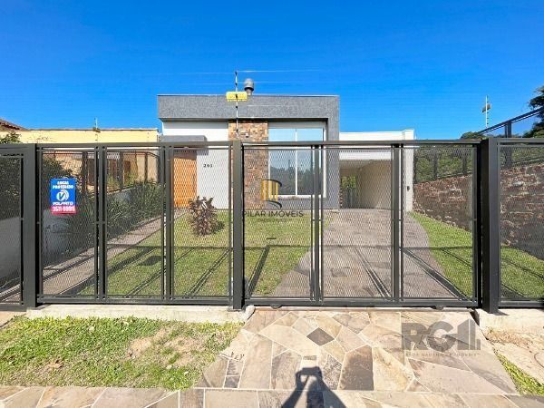 Casa em Porto Alegre, no bairro Espírito Santo, com 3 dormitório(s), e 3 banheiros, à venda.