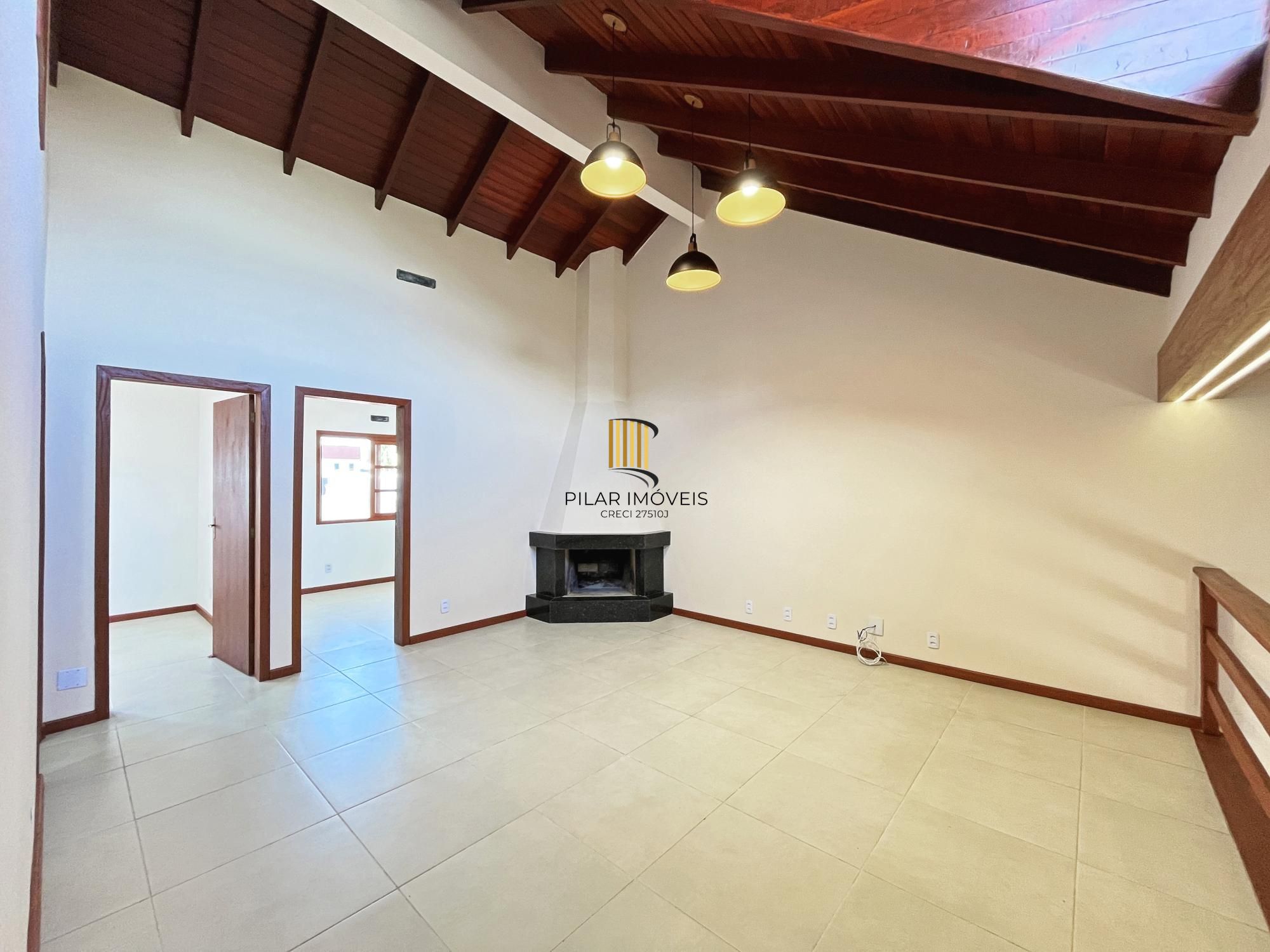 Casa com suíte no térreo em condomínio fechado