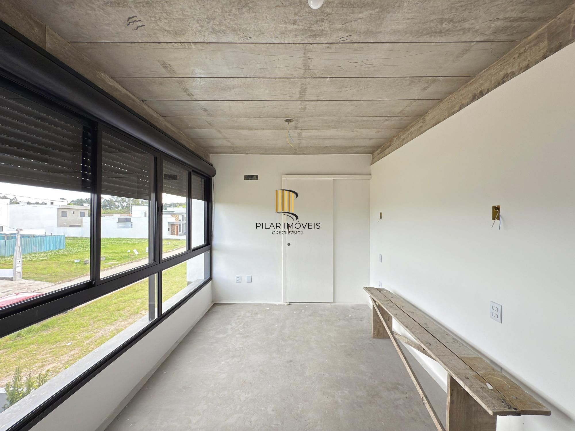 Sobrado em condomínio em Porto Alegre, no bairro Hípica, com 3 dormitórios.