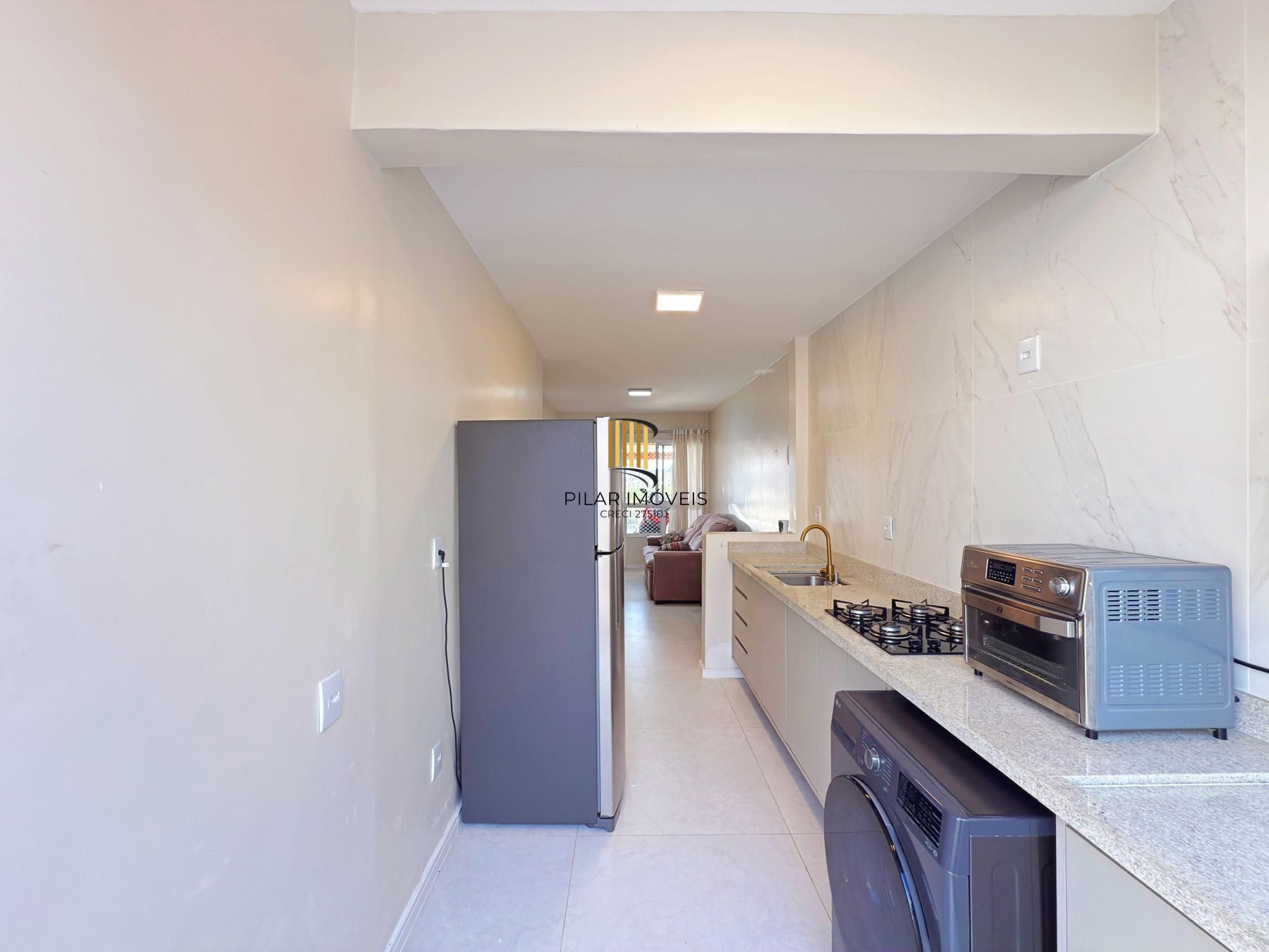 Excelente residência térrea totalmente reformada em condomínio fechado com 2 dormitórios e 2 vagas de garagens