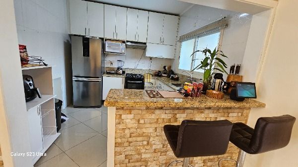 Casa em Porto Alegre, no bairro Hípica, com 3 dormitório(s), e 3 banheiros, à venda.