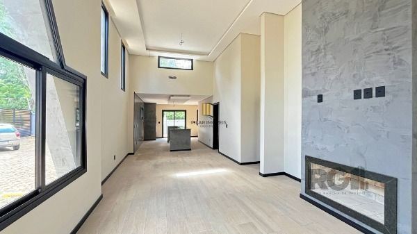 Casa em Porto Alegre, no bairro Hípica, com 3 dormitório(s), e 3 banheiros, à venda.