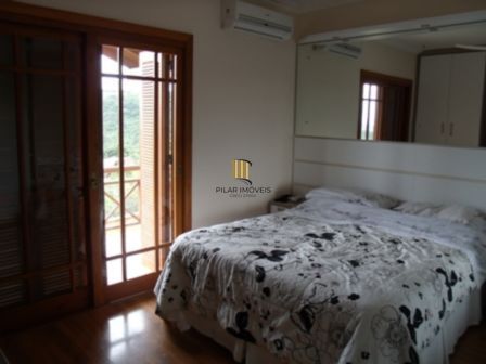 Casa para Venda - 300m², 3 dormitórios, sendo 1 suites, 4 vagas - Vila Nova