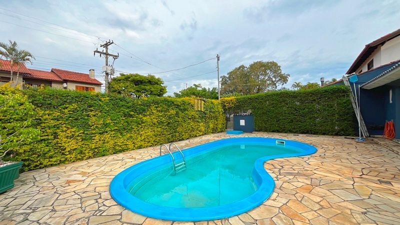 Casa de esquina com 285m², 3 dormitórios, sendo 1 suites, 4 vagas - amplo pátio com piscina,  Residencial Bahamas
