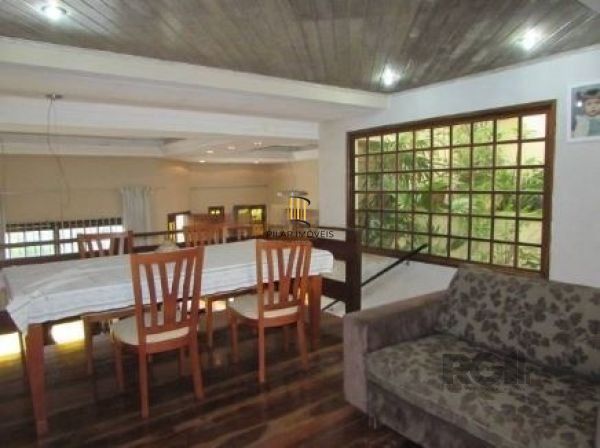 Casa em Porto Alegre, no bairro Nonoai, com 4 dormitório(s), e 4 banheiros, à venda.
