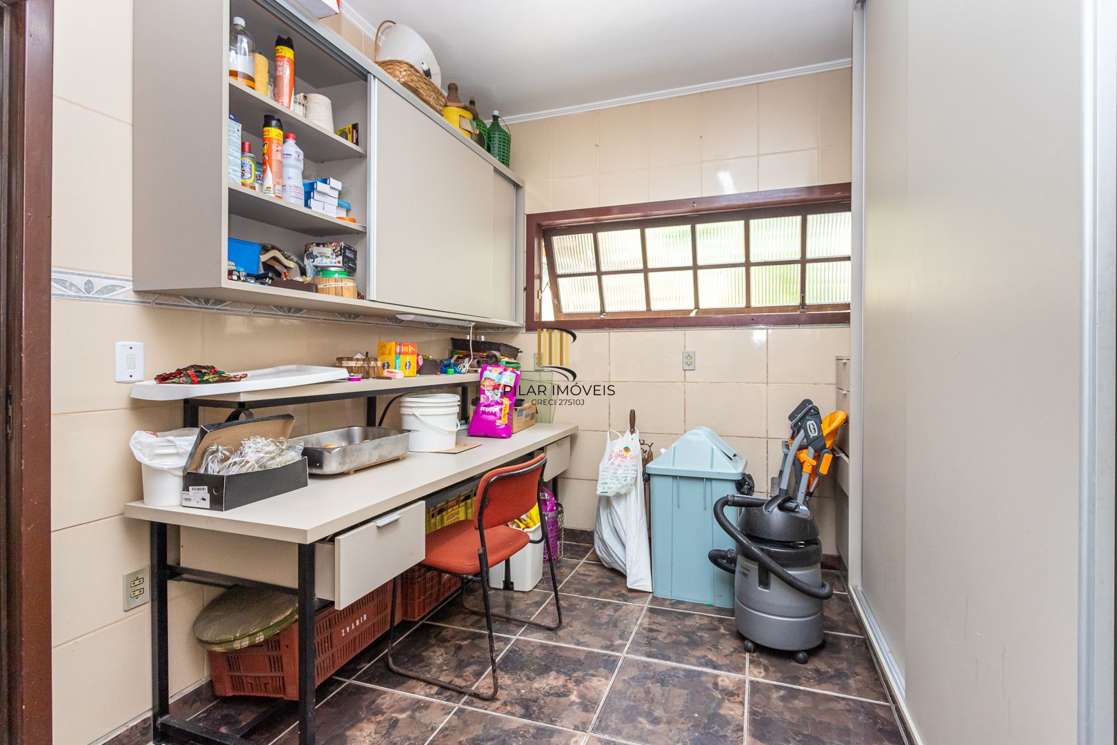 Casa de 272m², 4 dormitórios, 2 suítes e 4 vagas de garagem, no bairro Ipanema, próxima à orla do Guaíba.