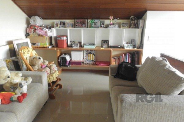 Casa em Porto Alegre, no bairro Espirito Santo, com 3 dormitório(s), e 3 banheiros, à venda.