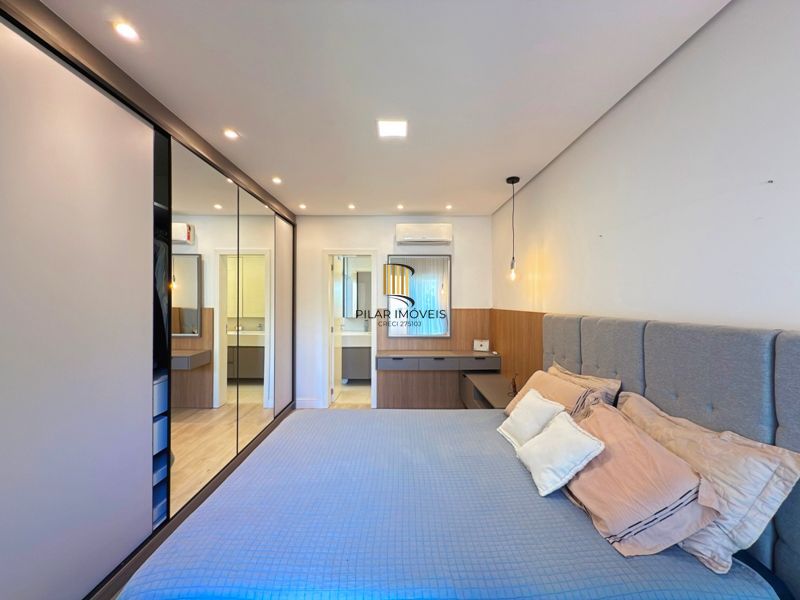 Casa térrea em condomínio fechado com 3 suítes.