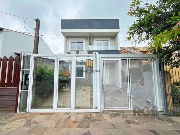 Casa em Porto Alegre, no bairro Hípica, com 3 dormitório(s), e 3 banheiros, à venda.