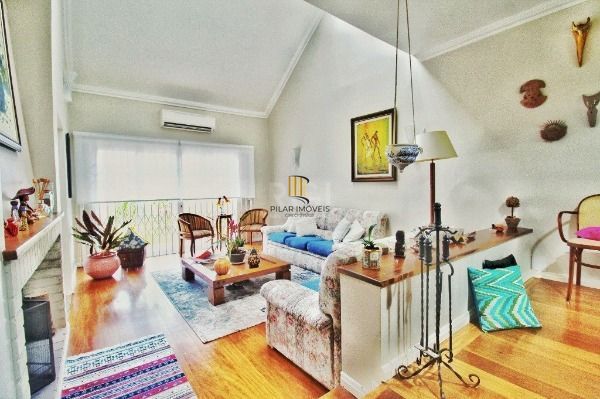 Casa em Porto Alegre, no bairro Jardim Isabel, com 4 dormitório(s), e 4 banheiros, à venda.
